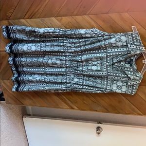 Sleeveless dress with elastic waist.